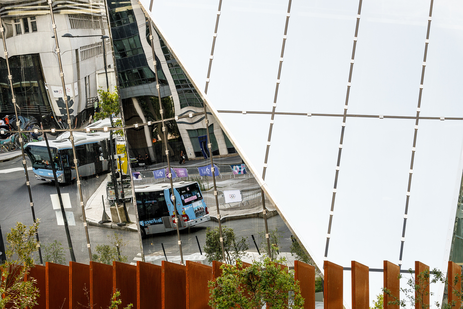 Reportage photo par Tilt and Shoot, Photographes d'Architecture par Maud Serra et Caroline Picard, sur la réhabilitation de la tour Pleyel, la construction de la tour Maestro et du bâtiment Music Hall à Saint-Denis (93) par 163 Ateliers-Sretchko Markovic,