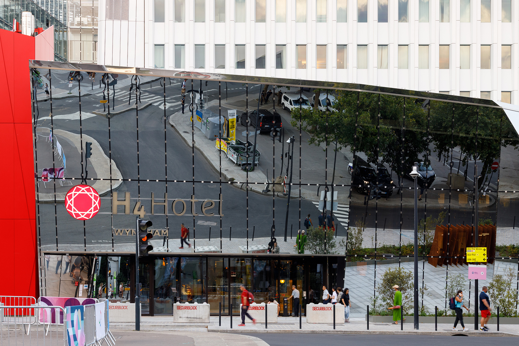 Reportage photo par Tilt and Shoot, Photographes d'Architecture par Maud Serra et Caroline Picard, sur la réhabilitation de la tour Pleyel, la construction de la tour Maestro et du bâtiment Music Hall à Saint-Denis (93) par 163 Ateliers-Sretchko Markovic,