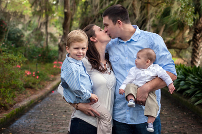 Family in park. Family photos Atlanta.