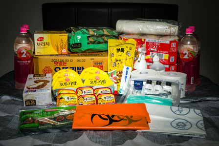 Bucheon Community Health Center delivered a quarantine kit to my doorstep free of charge Friday, Nov. 13, 2020. The kit, which includes a sizable amount of food, is supposed to last the entire 14-day period.