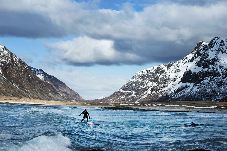 Tobias Ivarsson surfar Unstad Arctic Surf