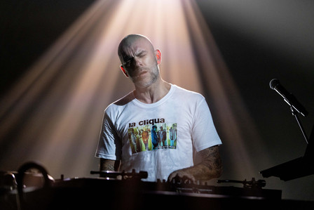 France, Sannois, 2023-12-09. DJ Pone s live at the EMB. DJ Pone mixes on the stage of the EMB. Photograph by Thomas AMEVET&amp;#x2F;Hans Lucas.

France, Sannois, 2023-12-09. DJ Pone en live a l EMB. DJ Pone mixe sur la scene de l EMB. Photographie par Thomas AMEVE