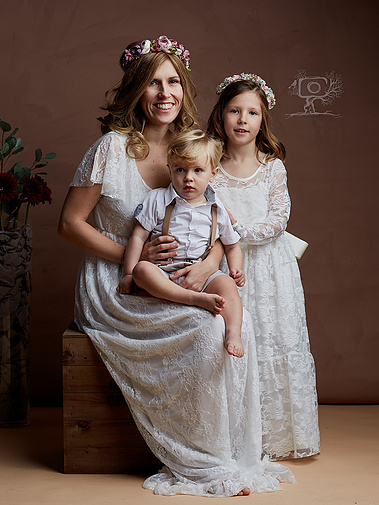 Foto familiar de madre con sus 2 hijos pequeños
