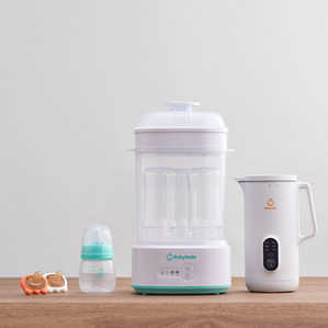 BabySmile 嬰兒奶瓶消毒器、溫奶器、奶瓶與奶嘴組合商品攝影，於台北攝影棚拍攝，呈現多款嬰兒用品實用情境，強調產品質感與完整套組應用，適合品牌宣傳與行銷素材。