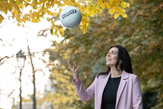 Maire Ni Bhraonáin, announcing her new role as presenter of TG4’s ‘Peil na mBan Beo’ tossing Gaelic GAA ball PR PHOTOCALL MEDIA COVERAGE photography 