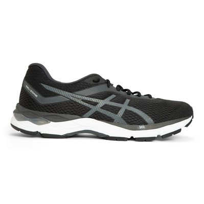 black and white trainer eCommerce product photography services dublin www.1image.ie