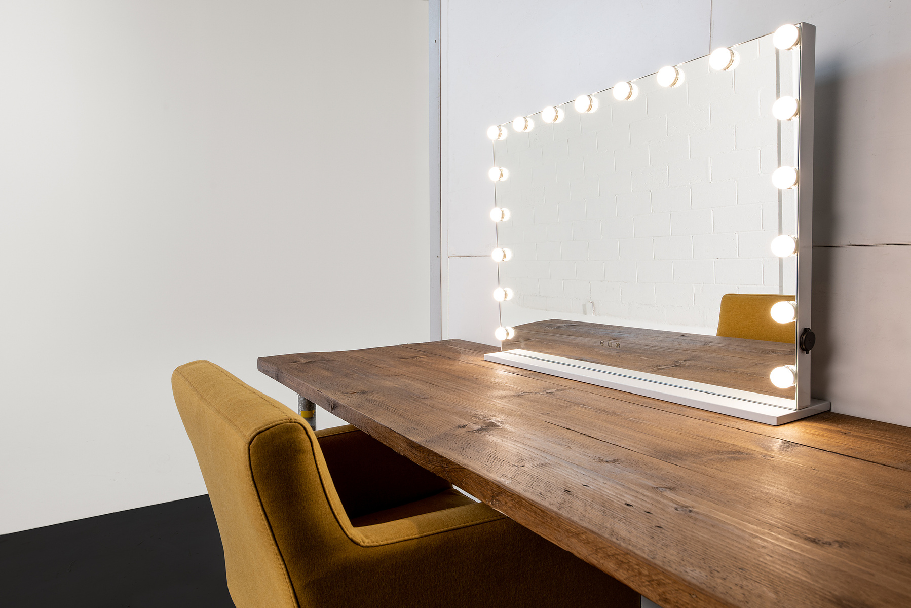 Desk & prop hire