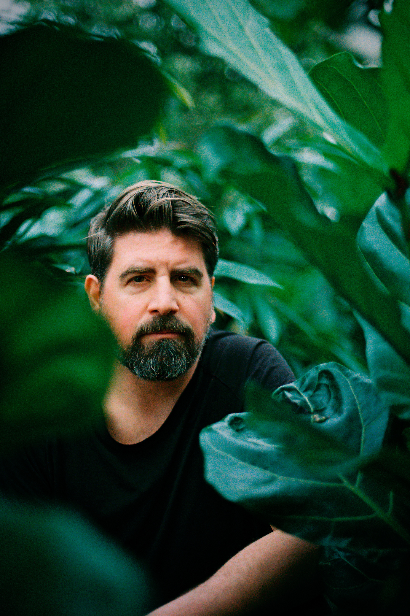 
Julien Fertl, Nürnberg, Fotograf, Portrait, Reportage, Stefan Prange, The Green Apple Sea, Treibhaus, Grün, Pflanzen, Natur, Musik, Musiker, Gitarrist, Rolling Stone, Erlangen, Analog, Nikon