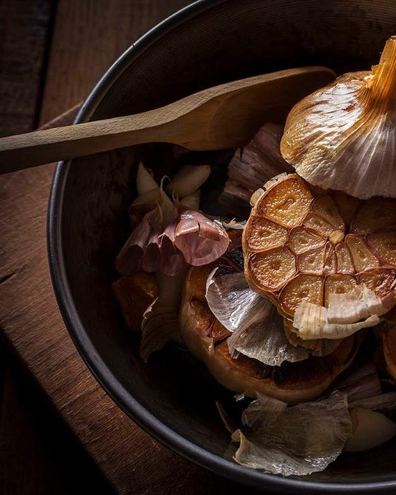 A food photography from above of fried garlic halves.