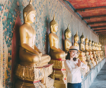 PdMJ14 Thailand Bangkok photographer for traveler at Watarun or Temple of Dawn