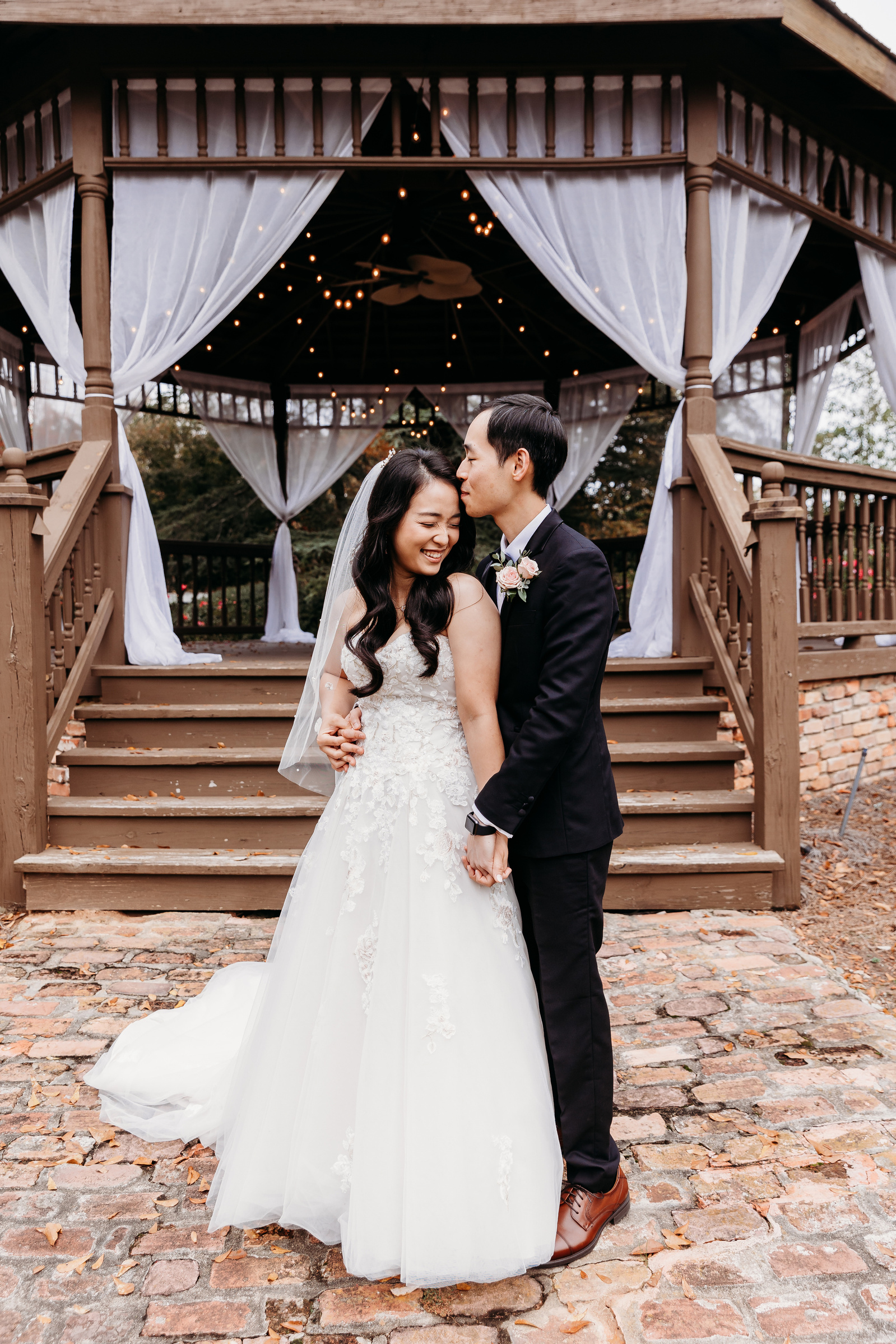 wedding couple pose, groom kissing brides forehead