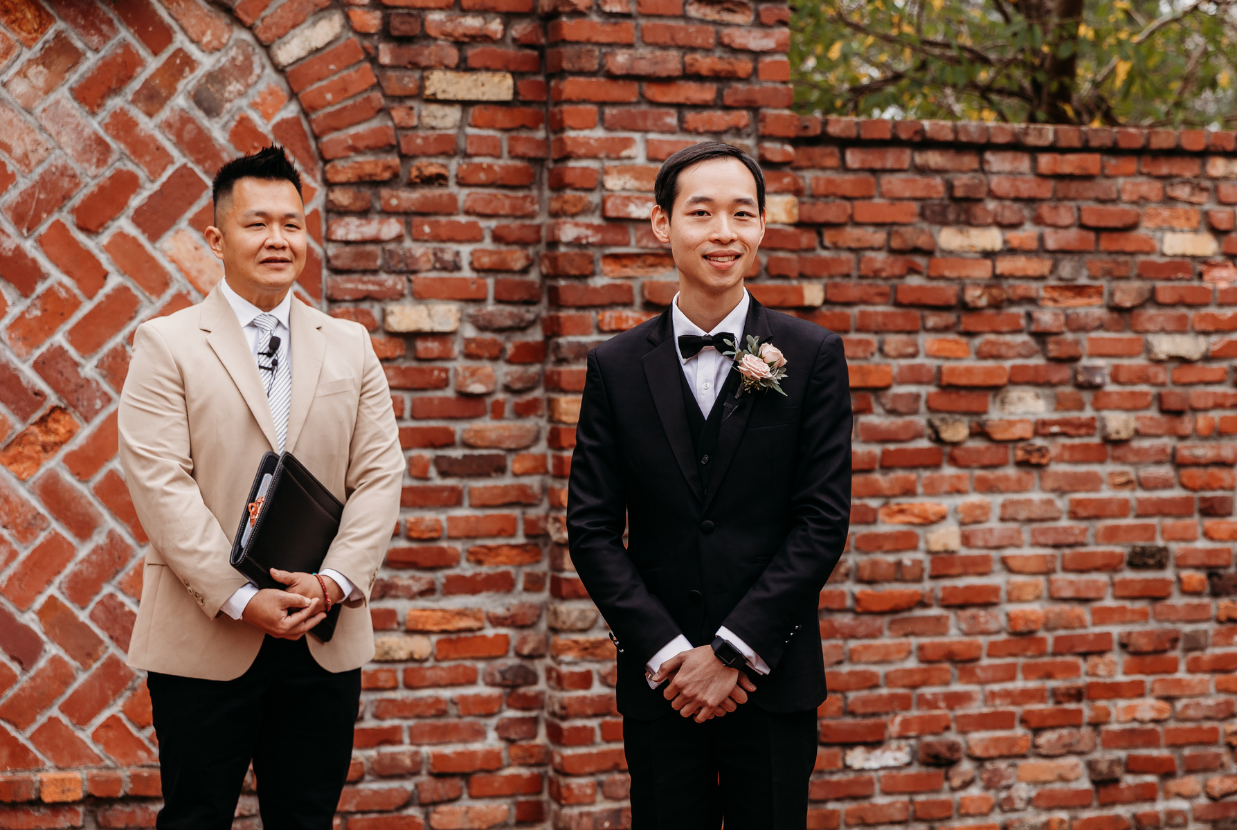 groom at the altar waiting for his bride