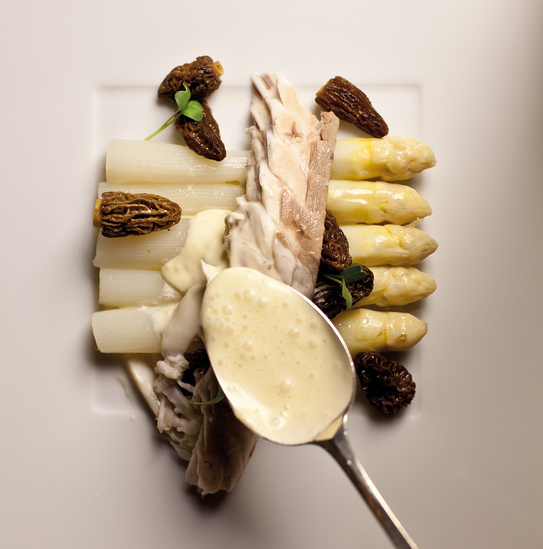 Food fotografie: sea bass, morels, white asparagus.
