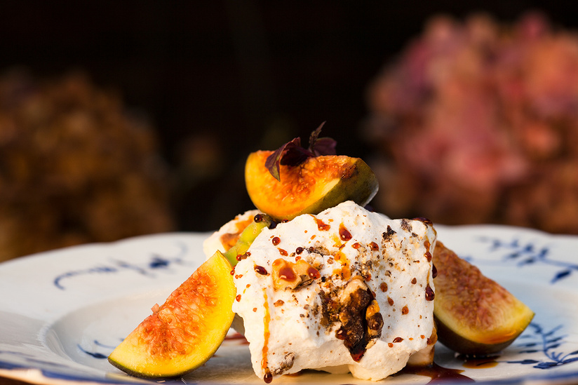 Meringue, caramel and flowers.
