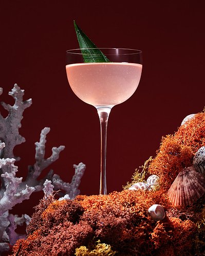 A captivating close-up photograph of a drink, skillfully captured from the front with a beautiful background. This expertly photographed image is by David Lineton, a specialist in drinks photography in London.