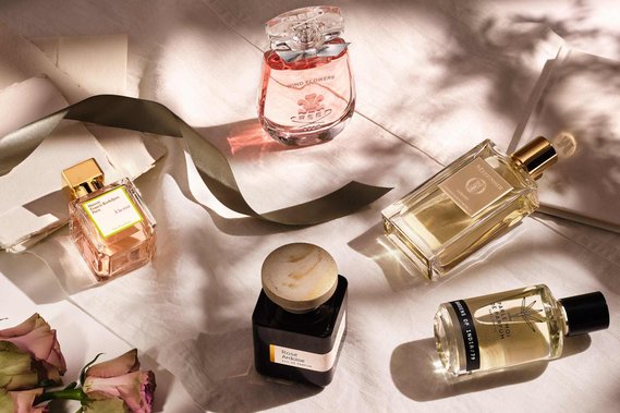Dapple light casts summery warm lighting over the perfume and fabric of the set. The refraction in the shadows allows the fragrance colours to pop.