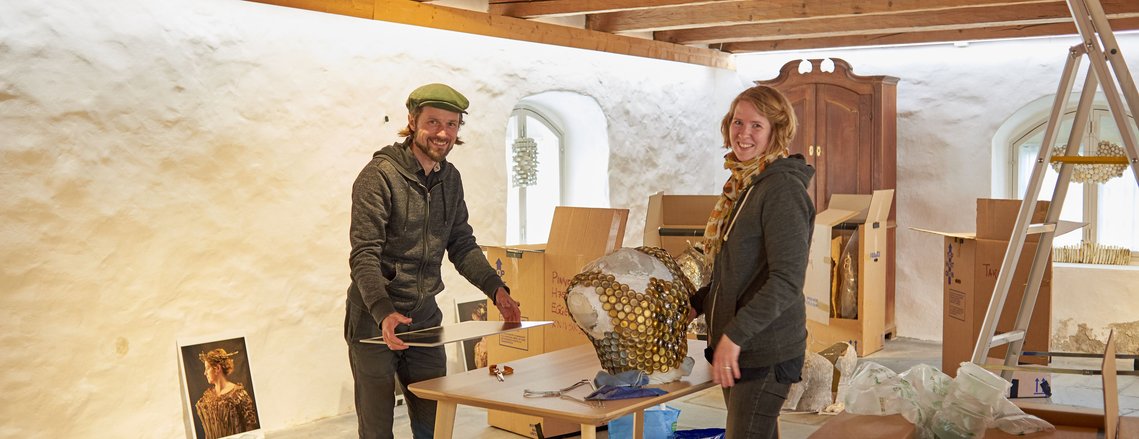 Theodor og Berit på opprigg av utstilling på Austråttborgen sommeren 2018