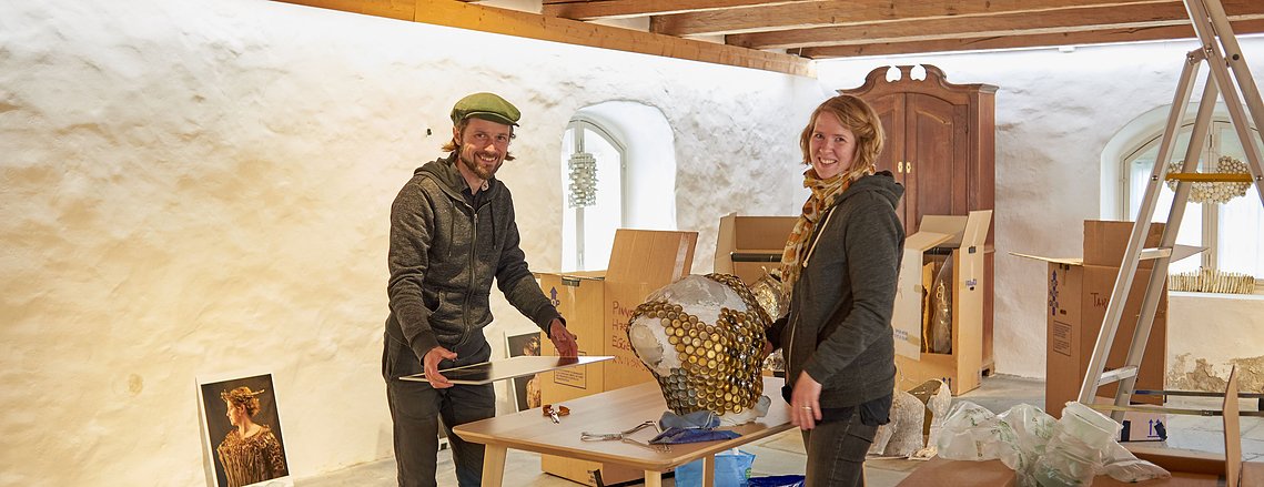 Theodor og Berit på opprigg av utstilling på Austråttborgen sommeren 2018