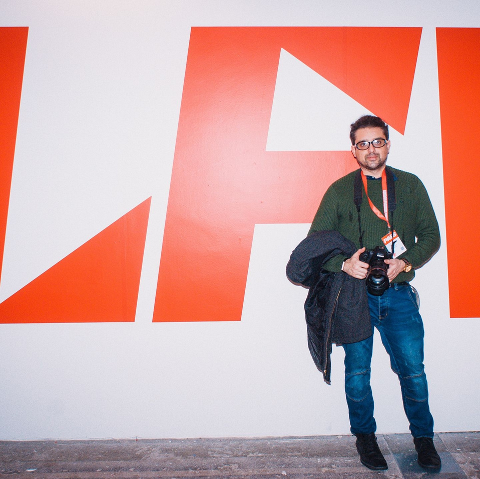 Marco Gafarelli, from the province of Savona to London: the testimony of a working renaissance
The Savona-born has been taking part in London Fashion Week for a few years now
