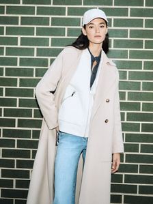 Fashion photography. Editorial Photography. Campaign. Female model. On location. Off-set.