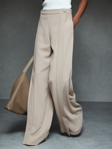Fashion Photography. Commercial Photography. Womenswear. Studio. On-Set. Commercial Photography.