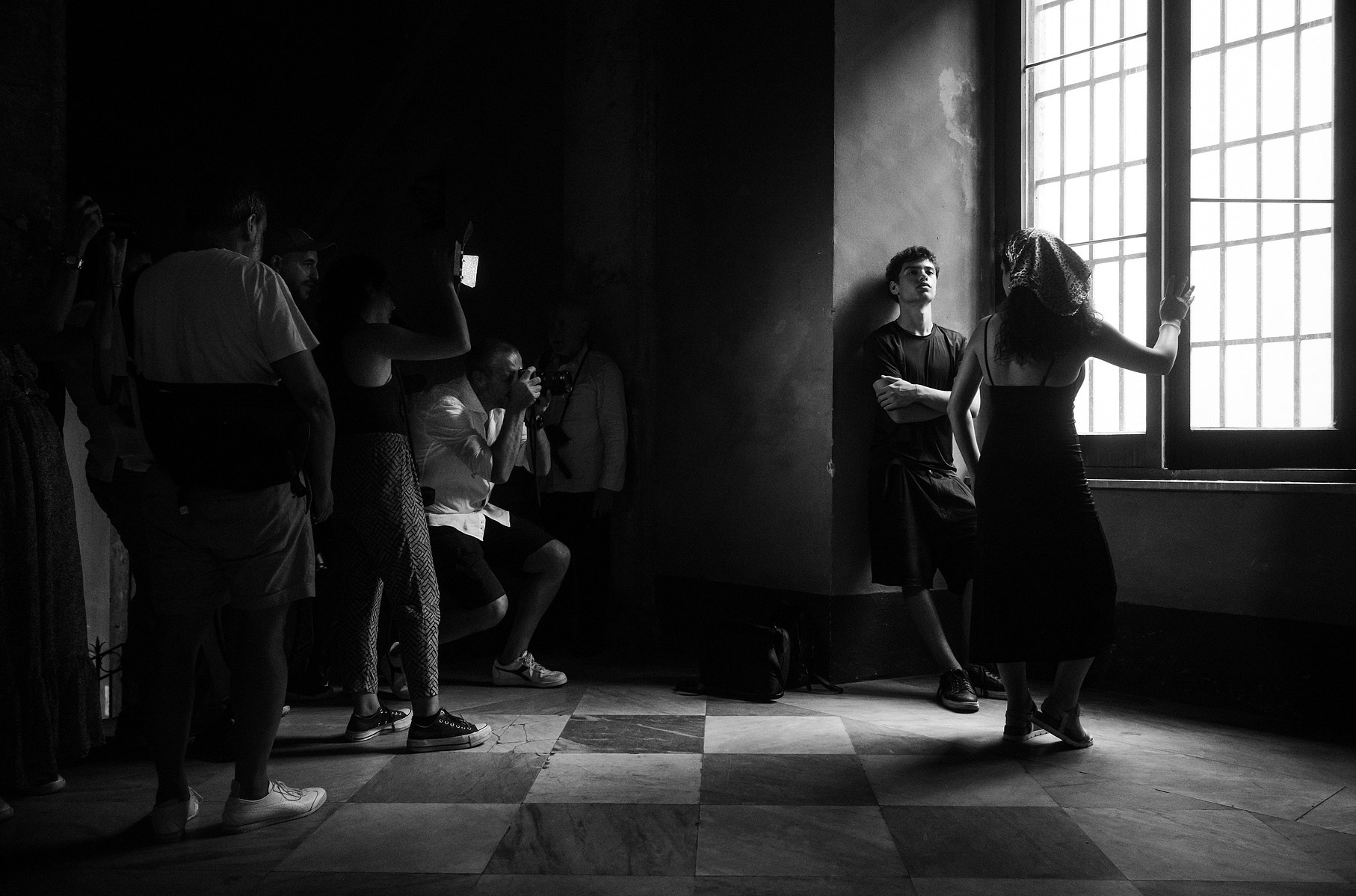 Eolo Perfido crafting a scene with a model and his students during the Rome workshop. 