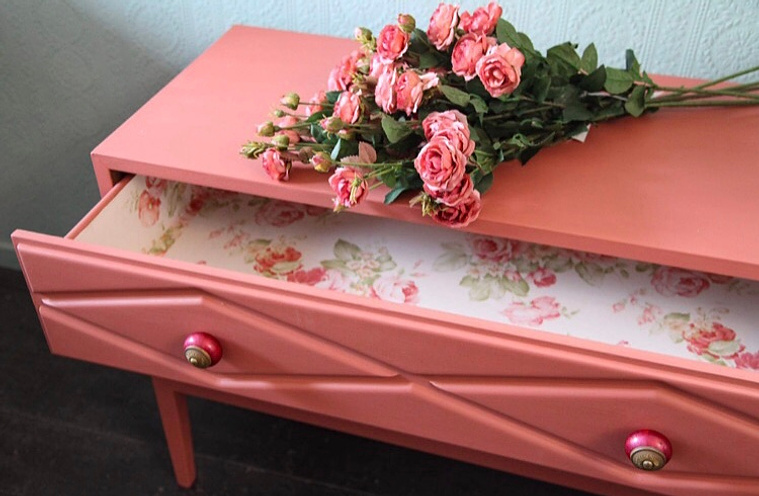 pink dresser with Annie Sloan Chalk Paint, top drawer open with pink roses on top