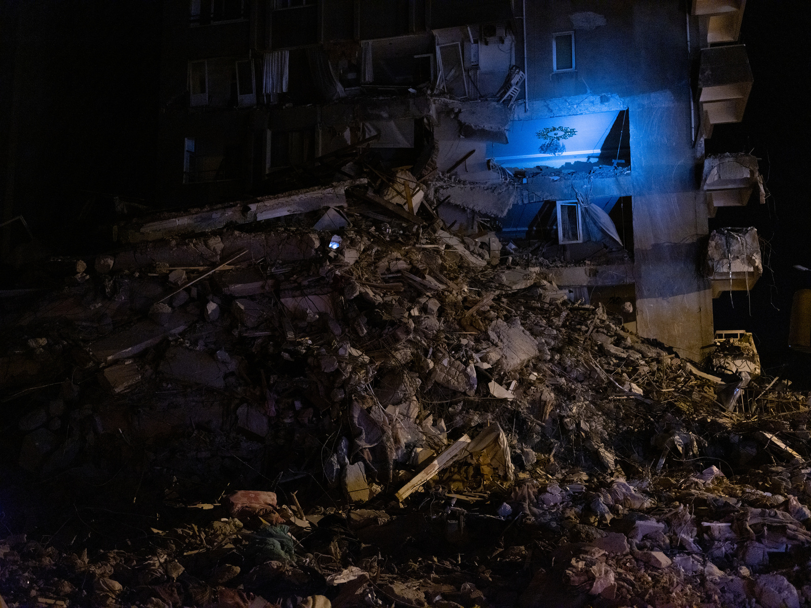 Search and rescue operations continue on the 5th night since the double earthquakes in southern Turkey, in Antakya, Turkey. A rescue volunteer thought they saw a light signal, but investigations were made to no avail.