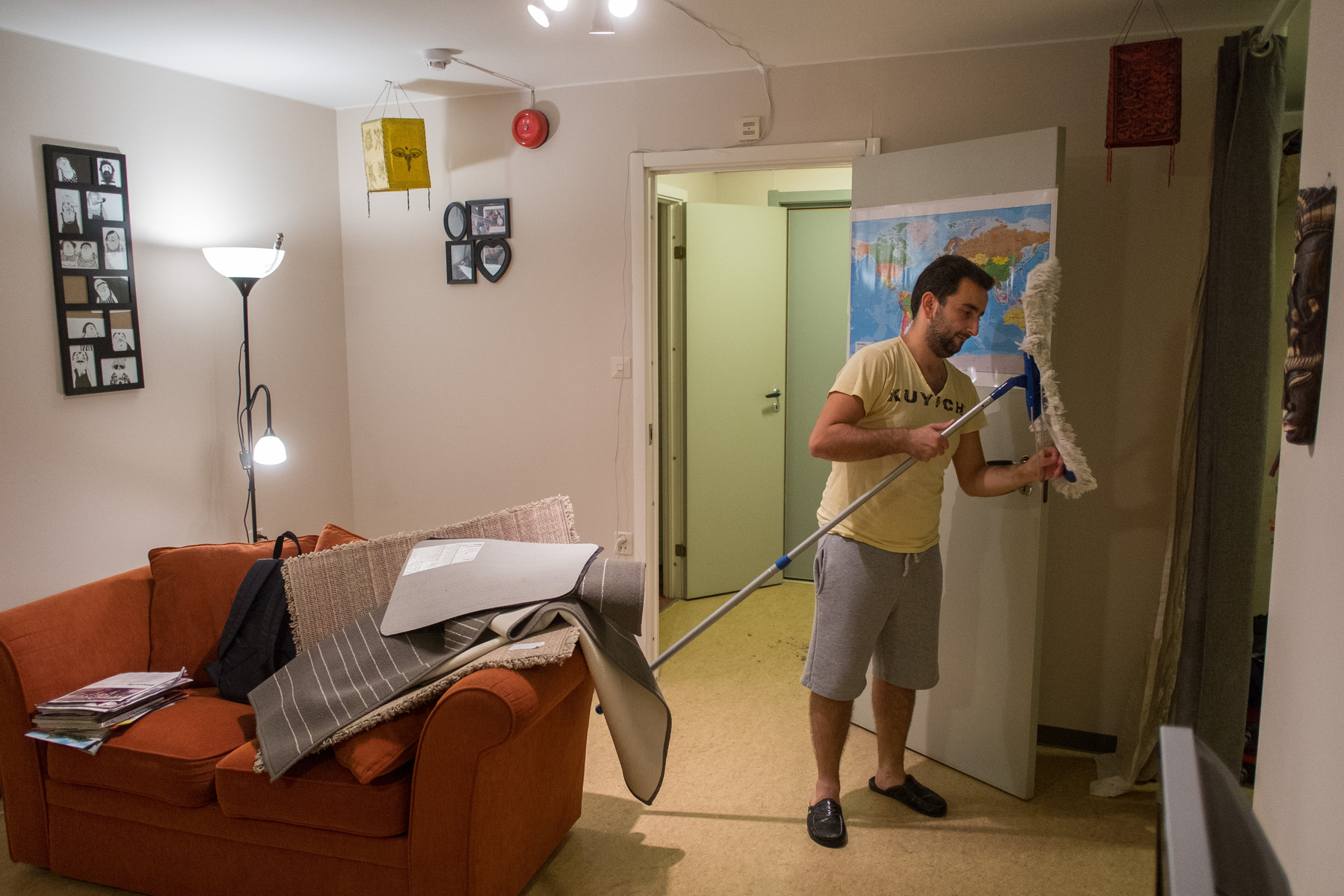 Nader cleans his apartment the night before his fnaicee Omar is due to arrive from Turkey. The couple have been apart for six months, aside from a short trip Nader made to visit Omar in Istanbul four months ago. After a lenghty period of uncertainty, Omar