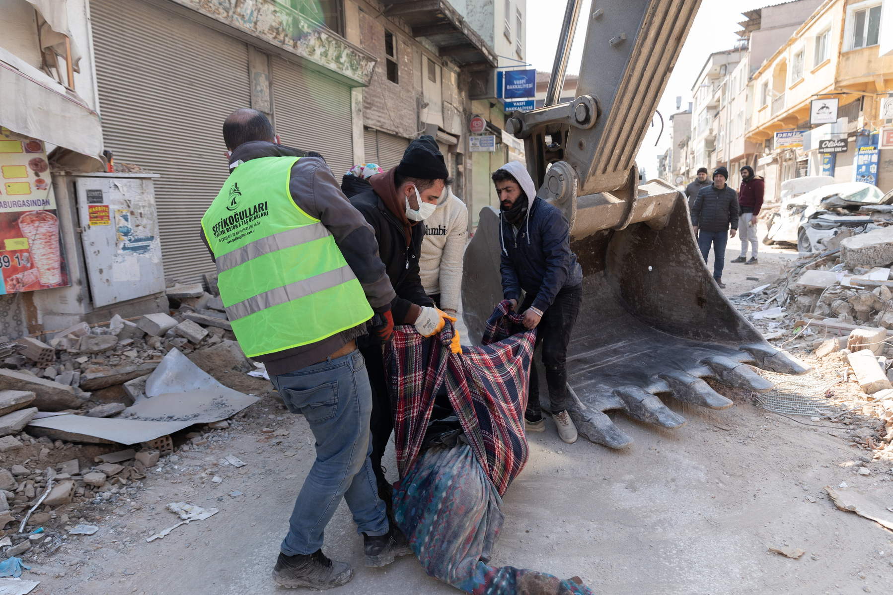 Volunteer rescue workers remove the body of a dead victim from one of the destroyed buildings of Antakya’s old city, destroyed by the double earthquakes that hit southern Turkey and northern Syria on Monday the 6th of February 2023.
