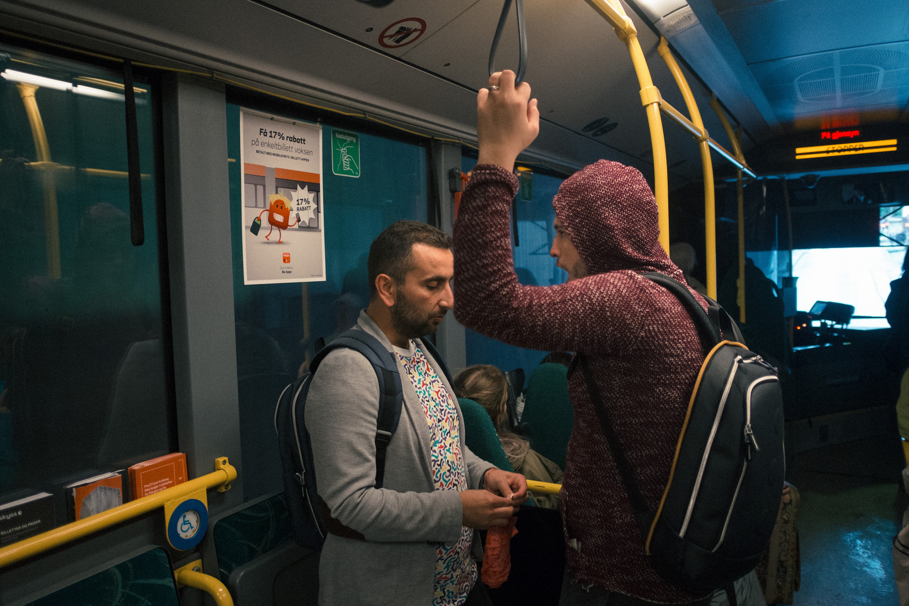 On Omar's first day in Norway, Nader acts as his mentor and guide, since social workers are burdened with so many cases. They travel to the refugee introduction centre, police station, hospital and bank all in the first day, getting Omar papers, an ID num