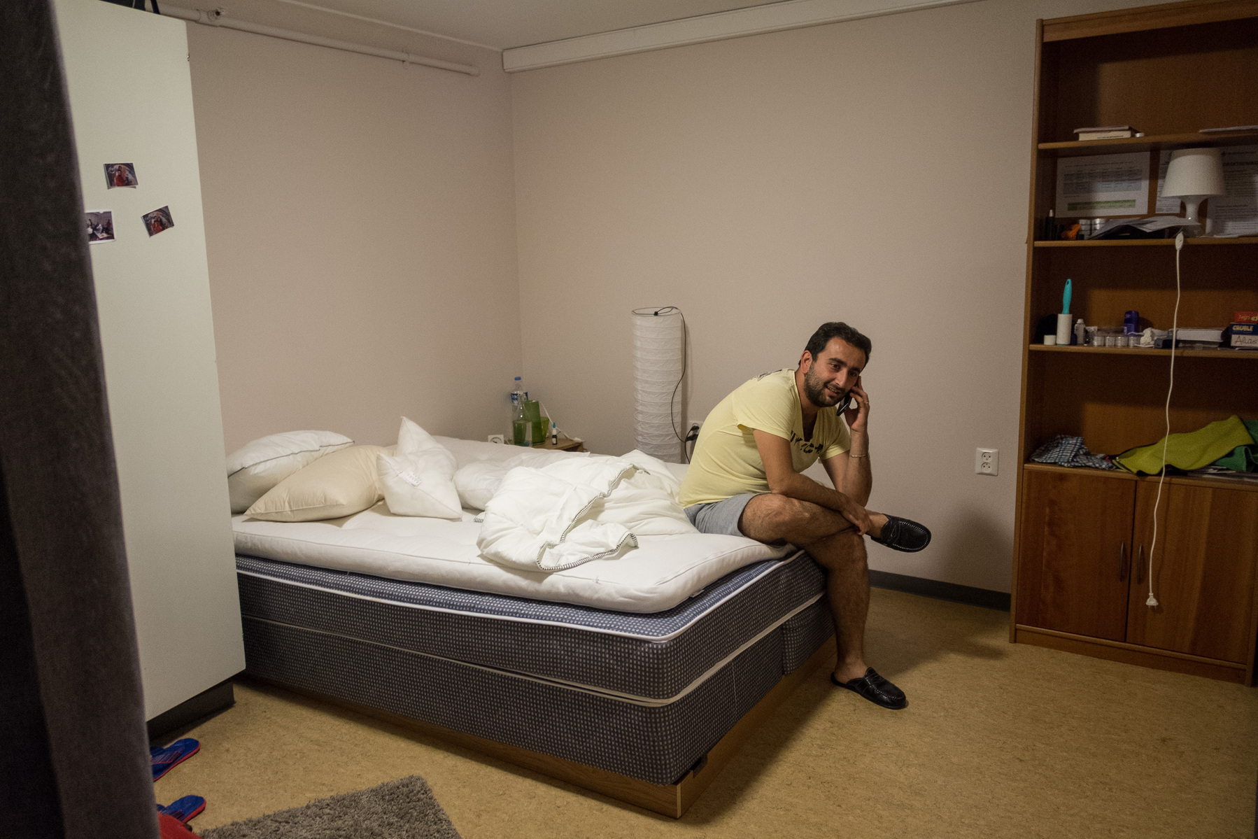 The evening before Omar is due to arrive in Norway, him and Nader talk with each other by phone. Omar will leave for Istanbul's airport in a few hours, and he's both excited and nervous about flying to a new life in northern Europe.