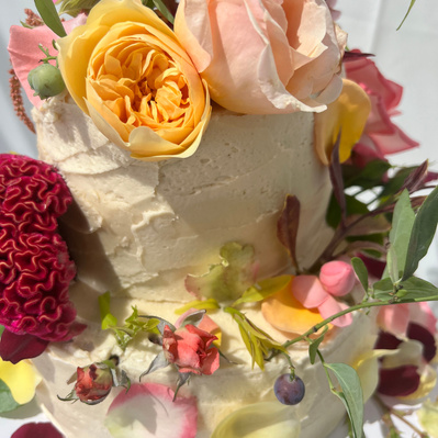 cakes with flowers, custom cakes, bakery, bakery near me, bluem malibu, malibu cakes, malibu bakery, Malibu Bakery, desserts, custom desserts, Malibu cake artist, floral cakes, Malibu wedding cakes, buttercream cakes in Malibu, olive oil cakes in Malibu