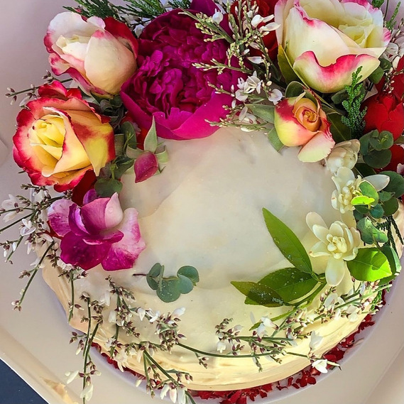 wreath cake, Christmas cake, summer cakes, cake with flowers malibu, bakery in malibu, best bakery in malibu, amazing cakes in malibu, Christmas desserts