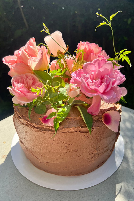 chocolate cake, cake with flowers, bakery, malibu bakery, Bluem