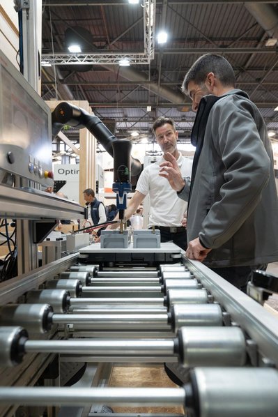 Un moment capturant la passion et l’expertise : un employé Rexroth présente fièrement sa machine lors du salon Global Industrie 2024, mettant en lumière l’innovation et le savoir-faire de l’entreprise dans le domaine technologique.