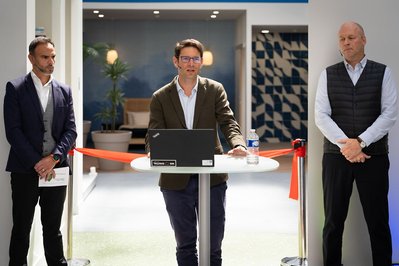Une capture d’un moment clé lors d’une présentation d’entreprise, où chaque intervenant incarne professionnalisme et expertise.