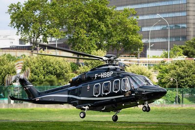 Vue impressionnante d’un hélicoptère en phase d’atterrissage à Paris, réalisée par un photographe spécialisé dans le corporate.