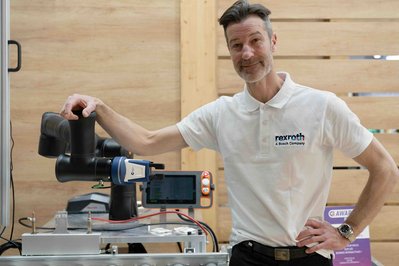 Un employé Rexroth pose fièrement à côté de sa machine lors du salon Global Industrie 2024, illustrant l’engagement de l’entreprise dans la création de solutions technologiques innovantes. Un moment capturé au cœur de l’excellence industrielle.