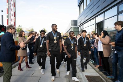 Retour en images sur la cérémonie des champions des JO 2024, organisée par le groupe Bosch. Un moment de fierté et de célébration, mettant à l’honneur les athlètes médaillés dans une ambiance conviviale et inspirante.