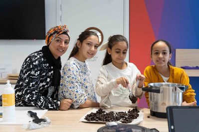 Une famille prépare des cookies ensemble en utilisant des ustensiles Bosch lors de la Journée des Familles 2024, célébrant la convivialité et le partage.