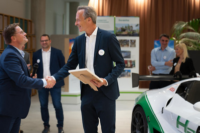 Une poignée de main chaleureuse et un geste de reconnaissance : Bosch célèbre ses 125 ans en honorant ses collaborateurs avec des cadeaux symboliques. Un moment empreint de respect et de convivialité capturé lors de cet événement marquant.