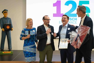 Un moment de complicité et de bonne humeur capturé lors de la célébration des 125 ans de Bosch sur le site de Saint-Ouen. Ce rire authentique illustre parfaitement l’esprit convivial et humain de cet événement marquant.