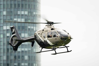 Capturer l’instant de décollage d’un hélicoptère corporate au cœur de Paris, avec un cadrage dynamique pour une touche d’audace.