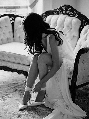 Bride getting ready at Aldrich Mansion in Warwick, Rhode Island — captured by a CT-based wedding photographer.