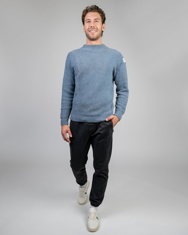 Produktshoot Shot von Mann im Pullover, stehend.