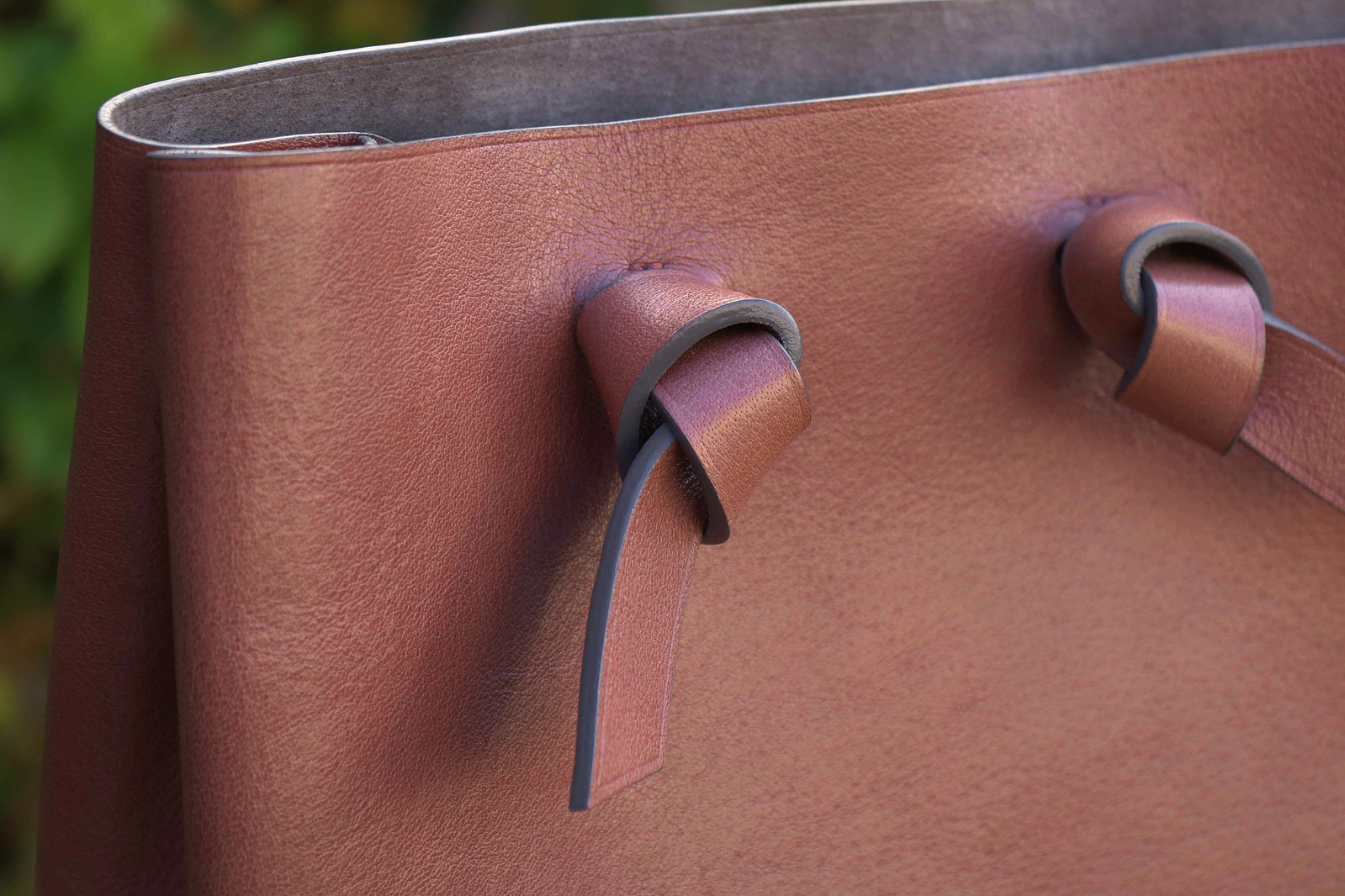 Les nœuds qui ornent le sac, rattachés aux extrémités des bandoulières, le maintiennent bien fermé lorsqu’il est porté sur le dos.