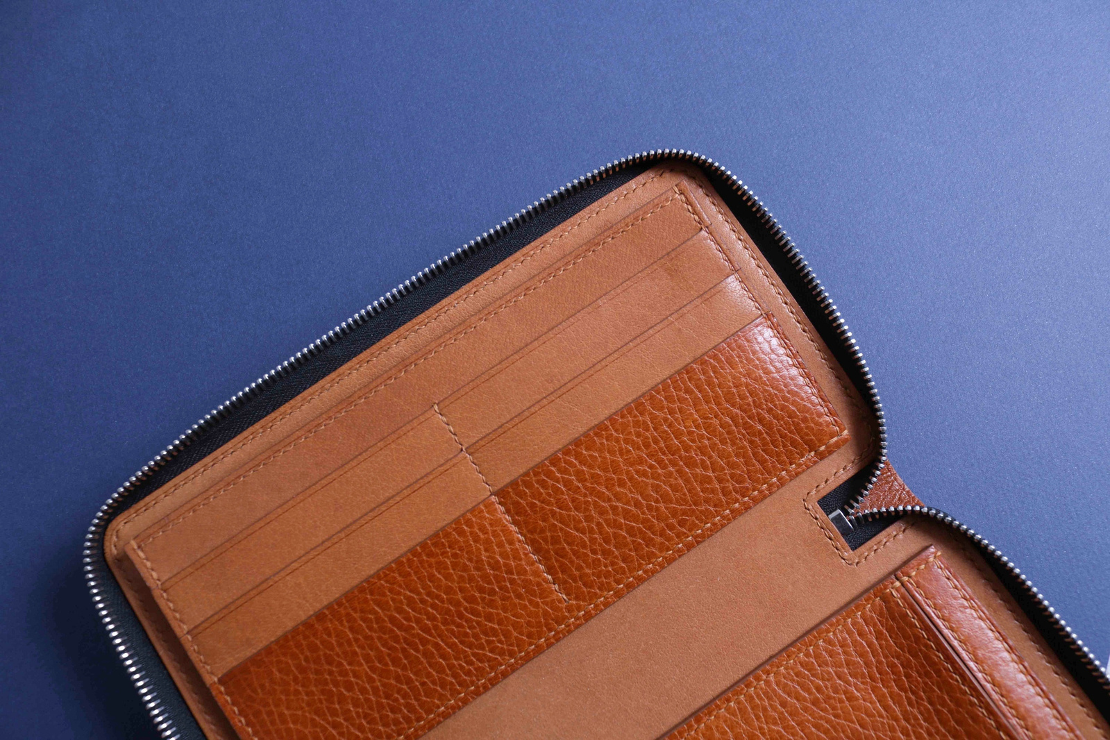 Les six pochettes pour les cartes bancaires ont une capacité maximale de 12 cartes.