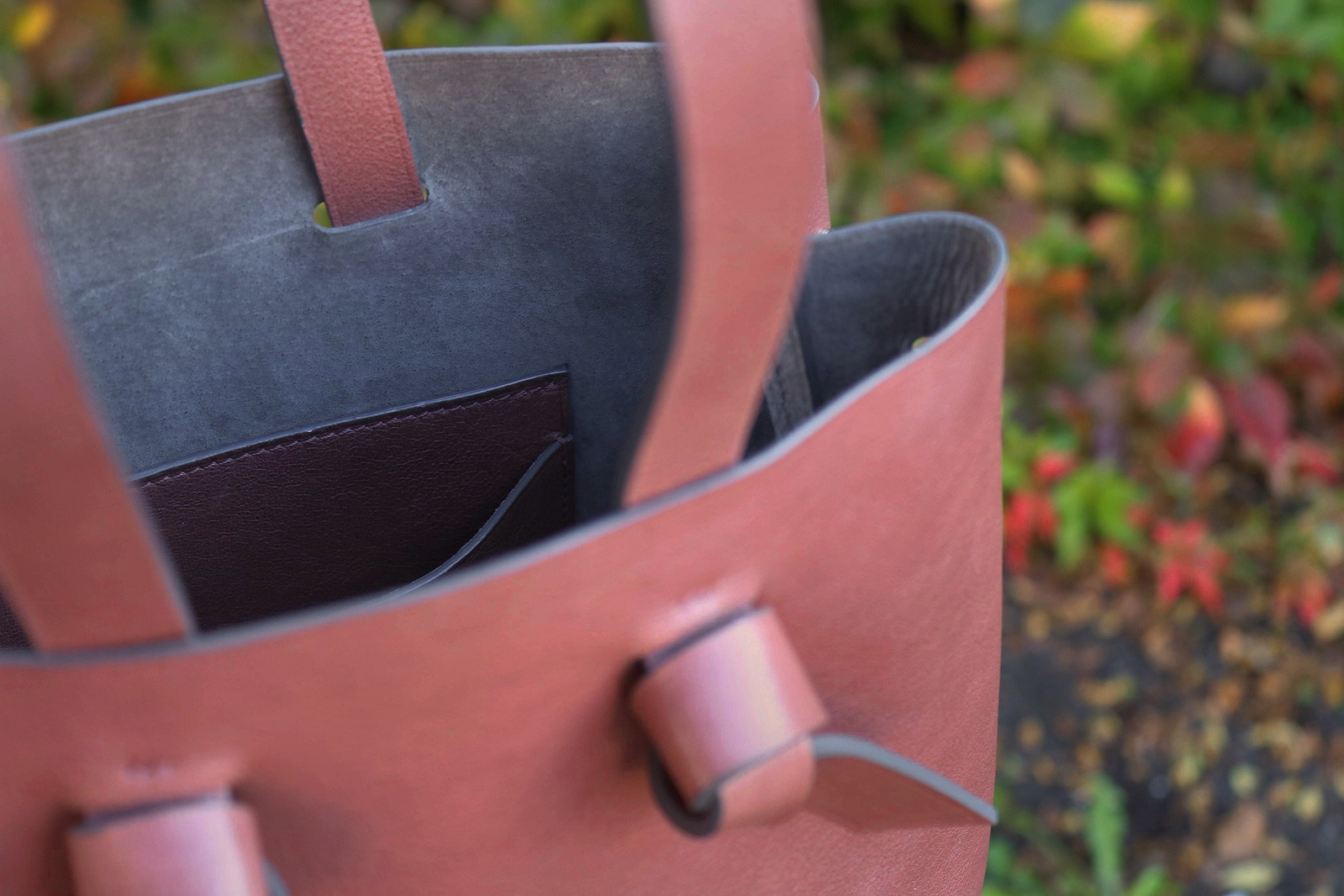 L'intérieur du sac est entièrement doublé d'un suède gris.