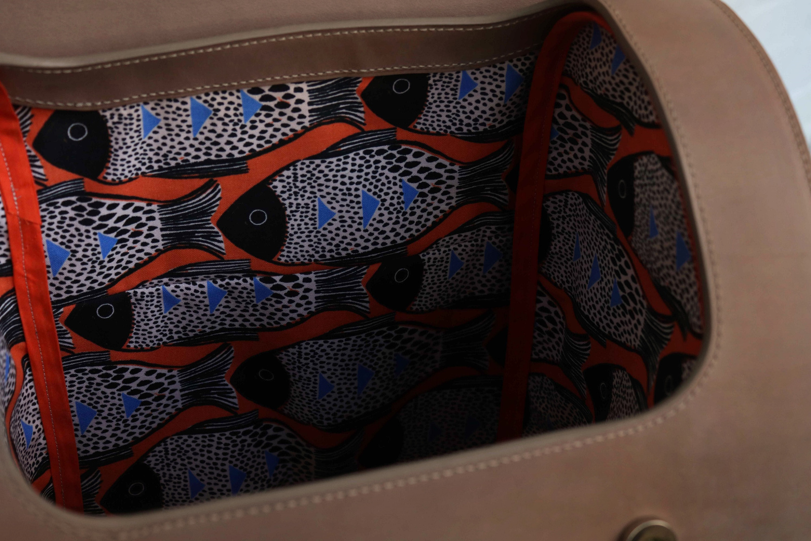 Le sac à dos est entièrement doublé avec un coton à motif de poissons.